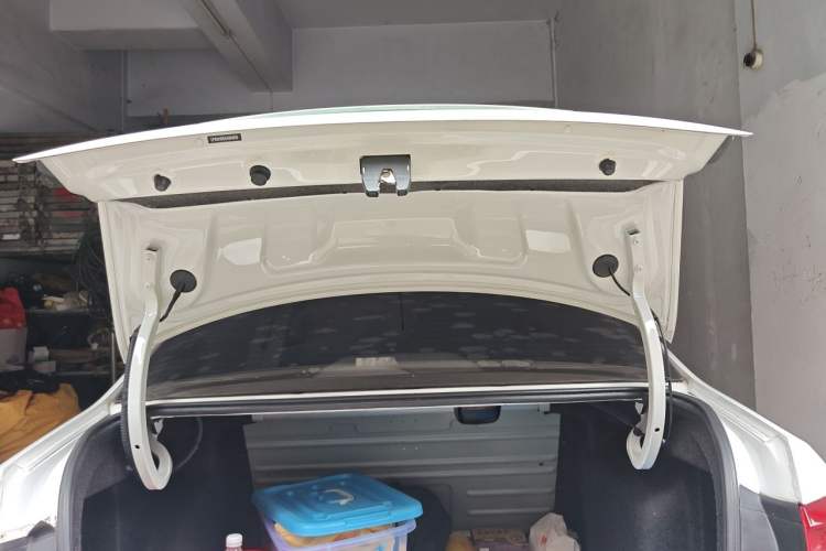 Used Volkswagen Jetta 2017 1.4L Manual Fashion Edition Trunk