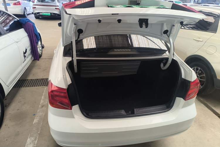 Used Volkswagen Jetta 2017 1.4L Manual Fashion Edition Trunk