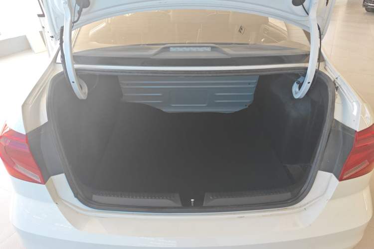 Used Volkswagen Jetta 2017 1.4L Manual Fashion Edition Trunk