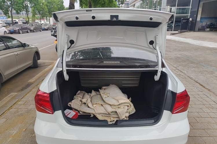 Used Volkswagen Jetta 2017 1.5L Manual Fashion Edition Trunk