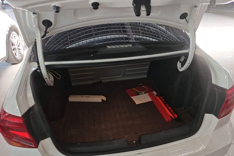 Used Volkswagen Jetta 2017 1.5L Manual Fashion Edition Trunk