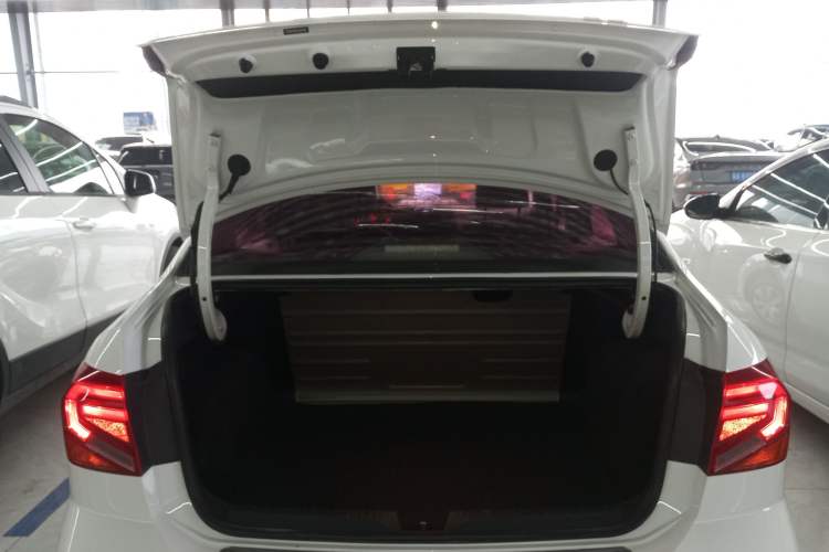 Used Volkswagen Jetta 2017 1.4L Manual Fashion Edition Trunk