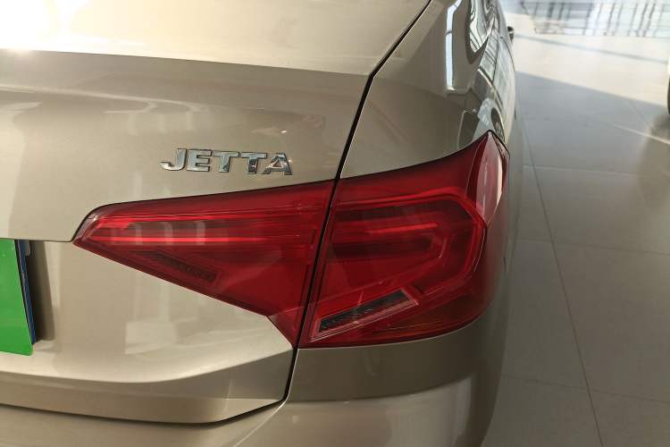 Used Volkswagen Jetta 2017 1.4L Manual Fashion Edition Exterior 3