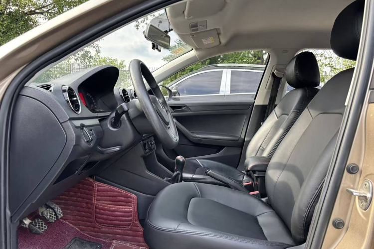 Used Volkswagen Jetta 2017 1.4L Manual Fashion Edition Interior 2