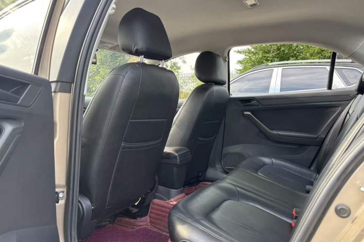 Used Volkswagen Jetta 2017 1.4L Manual Fashion Edition Interior 3
