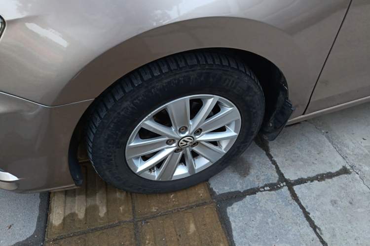 Used Volkswagen Jetta 2017 1.4L Manual Fashion Edition Left Front Wheel Hub