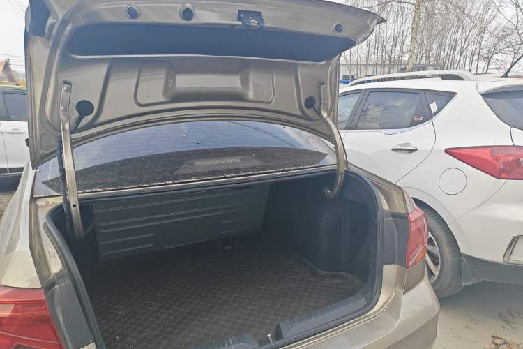 Used Volkswagen Jetta 2017 1.4L Manual Fashion Edition Trunk