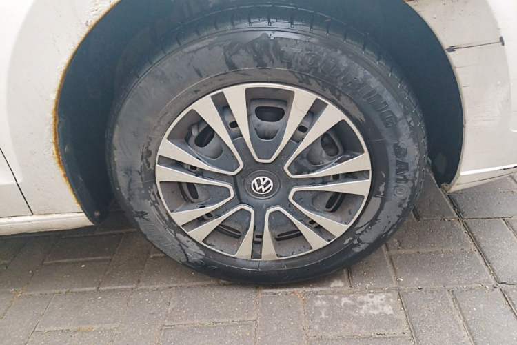 Used Volkswagen Jetta  Right Front Wheel Hub