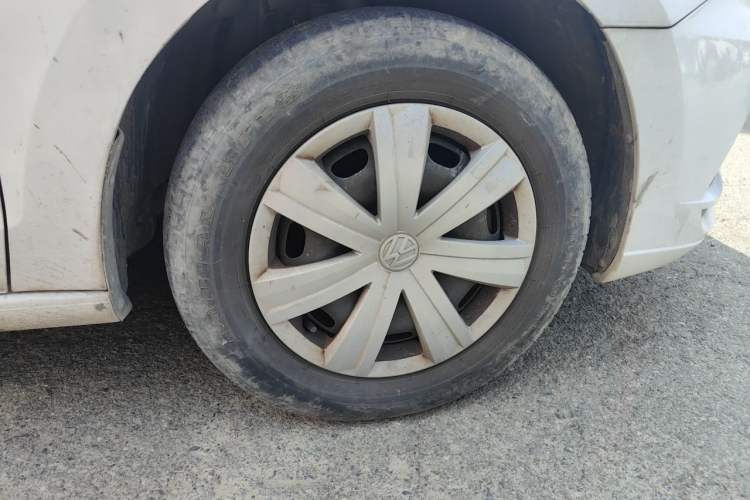 Used Volkswagen Jetta  Right Front Wheel Hub