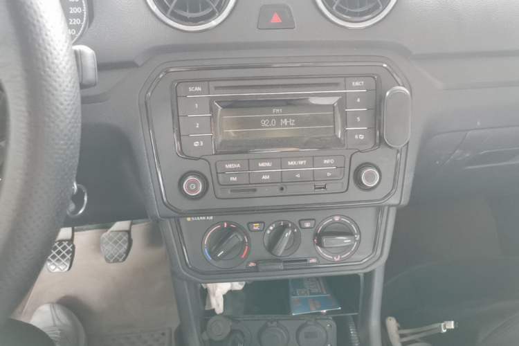 Used Volkswagen Jetta 2019 Dream Edition 1.4L Manual Fashion Version Audio And AC Panel