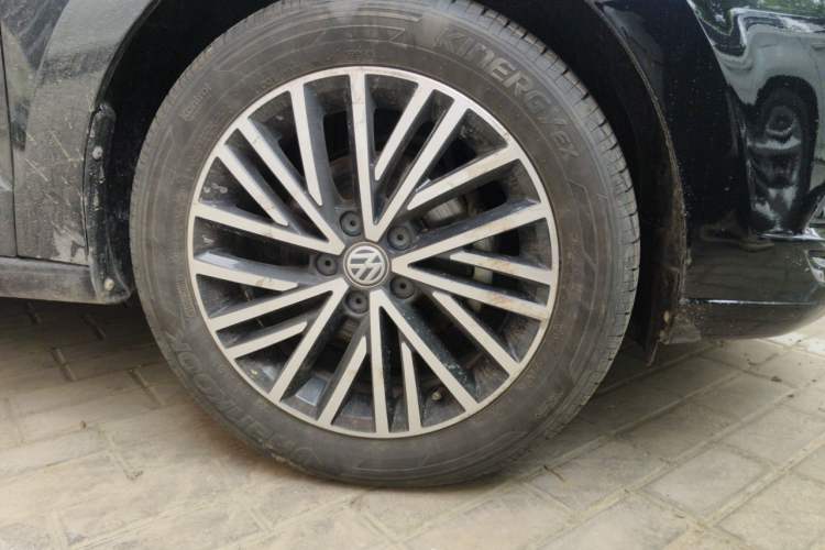 Used Volkswagen Jetta 2019 Dream Edition 1.4L Manual Comfort Version Right Front Wheel Hub