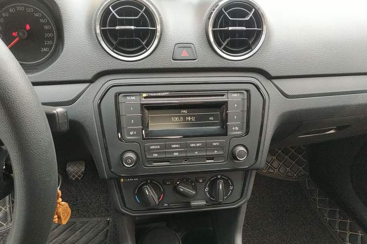 Used Volkswagen Jetta 2019 Dream Edition 1.5L Manual Fashion Version Audio And AC Panel