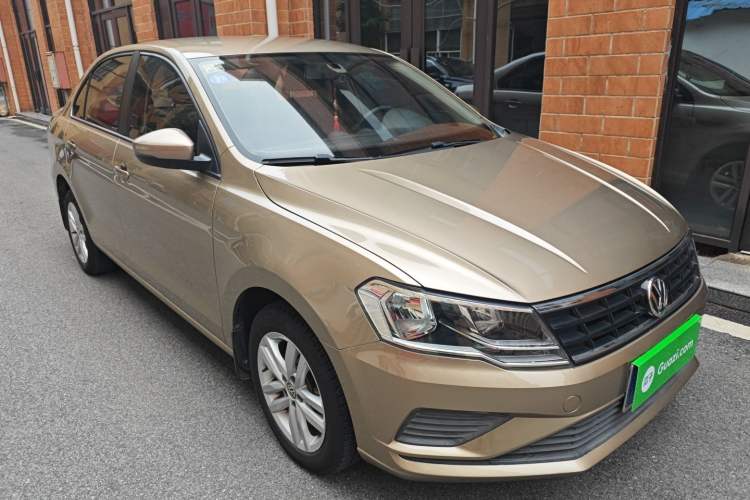 Used Volkswagen Jetta 2019 Dream Edition 1.5L Manual Fashion Version Front Right 45 Deg