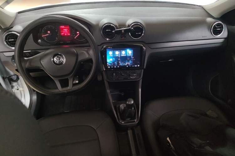 Used Volkswagen Jetta 2019 Dream Edition 1.5L Manual Fashion Version Center Console