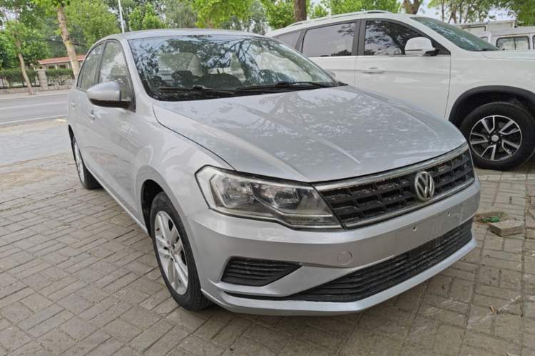 Used Volkswagen Jetta 2019 Dream Edition 1.4L Manual Fashion Version Front Right 45 Deg