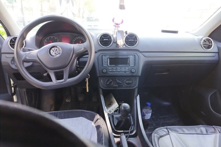 Used Volkswagen Jetta 2019 Dream Edition 1.4L Manual Fashion Version Center Console