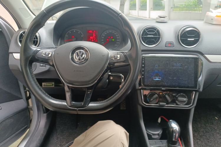 Used Volkswagen Jetta 2019 Dream Edition 1.5L Automatic Comfort Version Center Console