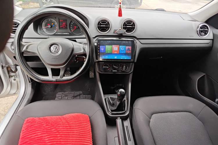 Used Volkswagen Jetta 2019 Dream Edition 1.5L Manual Fashion Version Center Console