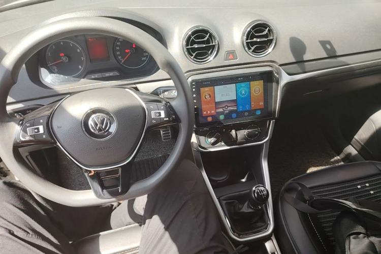 Used Volkswagen Jetta 2019 Dream Edition 1.5L Manual Fashion Version Center Console