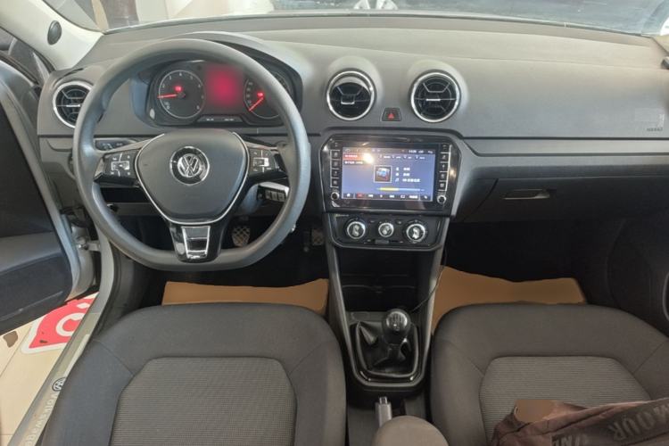 Used Volkswagen Jetta 2019 Dream Edition 1.5L Manual Fashion Version Center Console