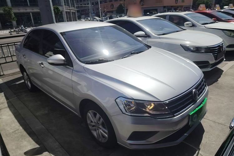 Used Volkswagen Jetta 2019 Dream Edition 1.5L Manual Fashion Version Front Right 45 Deg