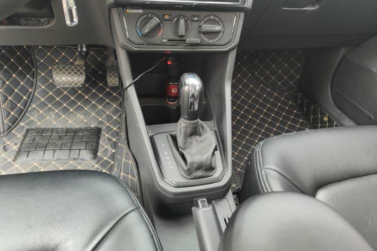 Used Volkswagen Jetta 2019 Dream Edition 1.5L Automatic Fashionable Version Gear Lever