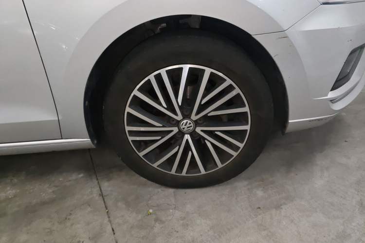Used Volkswagen Jetta 2019 Dream Edition 1.5L Automatic Comfort Version Right Front Wheel Hub