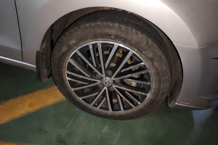 Used Volkswagen Jetta 2019 Dream Edition 1.5L Automatic Comfort Version Right Front Wheel Hub