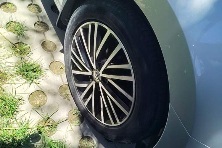 Used Volkswagen Jetta 2019 Dream Edition 1.4L Manual Comfort Version Right Front Wheel Hub