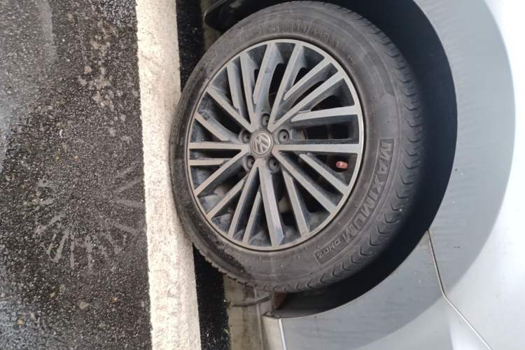 Used Volkswagen Jetta 2019 Dream Edition 1.5L Automatic Comfort Version Right Front Wheel Hub