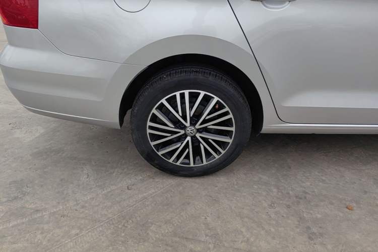 Used Volkswagen Jetta 2019 Dream Edition 1.5L Automatic Comfort Version Right Rear Wheel Hub