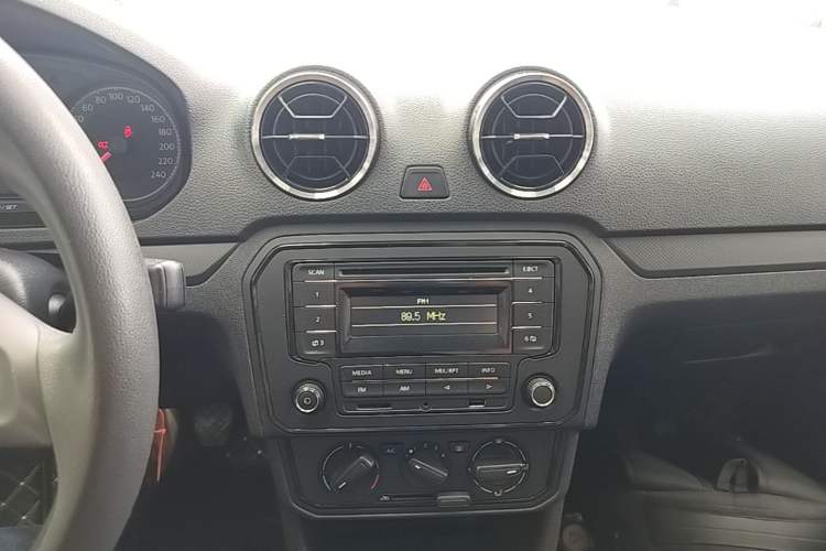 Used Volkswagen Jetta 2019 Dream Edition 1.4L Manual Fashion Version Audio And AC Panel