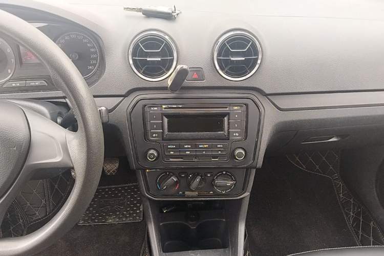 Used Volkswagen Jetta 2019 Dream Edition 1.5L Manual Fashion Version Audio And AC Panel