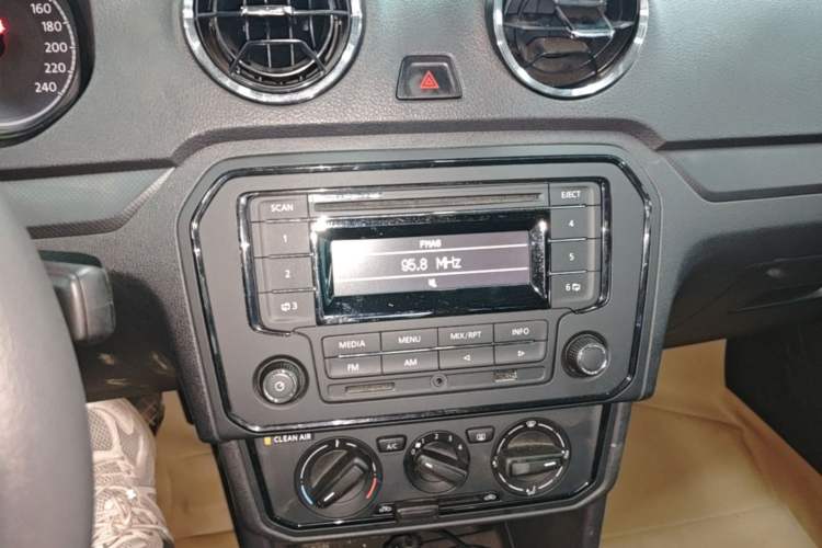 Used Volkswagen Jetta 2019 Dream Edition 1.4L Manual Fashion Version Audio And AC Panel