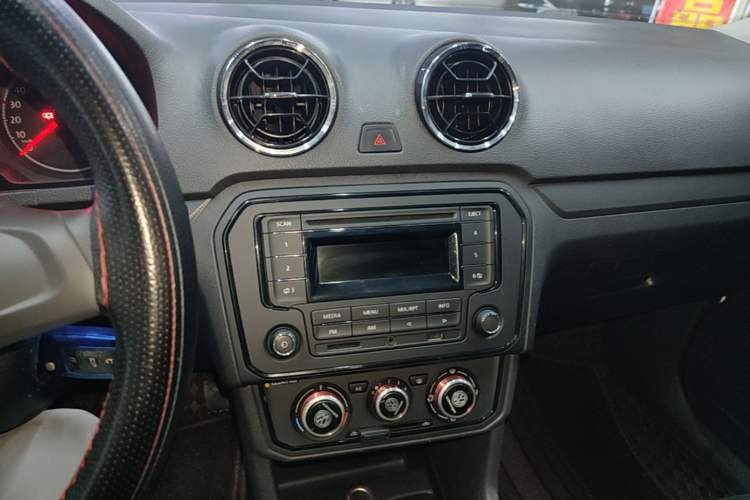 Used Volkswagen Jetta 2019 Dream Edition 1.5L Manual Fashion Version Audio And AC Panel