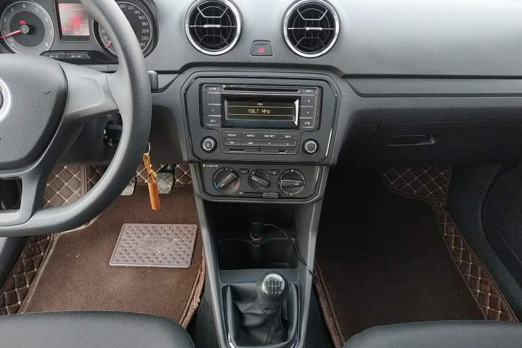 Used Volkswagen Jetta 2019 Dream Edition 1.4L Manual Fashion Version Audio And AC Panel