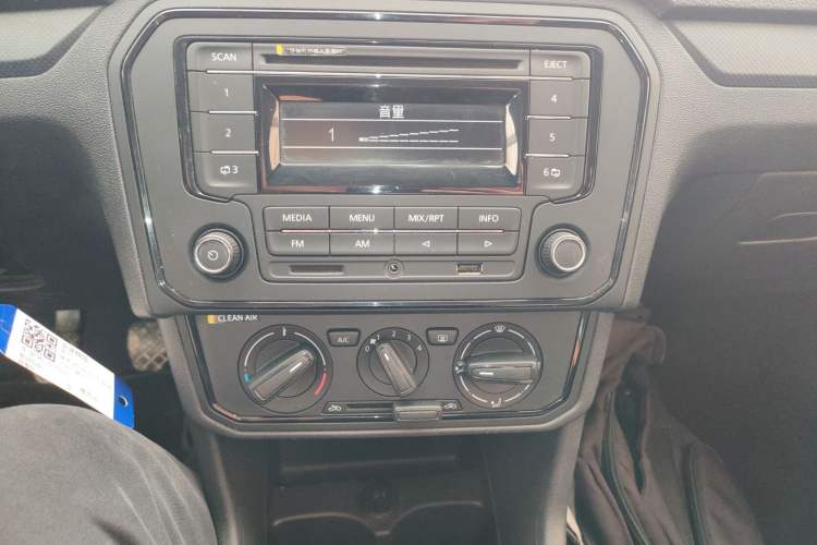 Used Volkswagen Jetta 2019 Dream Edition 1.5L Manual Fashion Version Audio And AC Panel