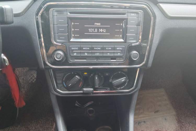 Used Volkswagen Jetta 2019 Dream Edition 1.4L Manual Comfort Version Audio And AC Panel