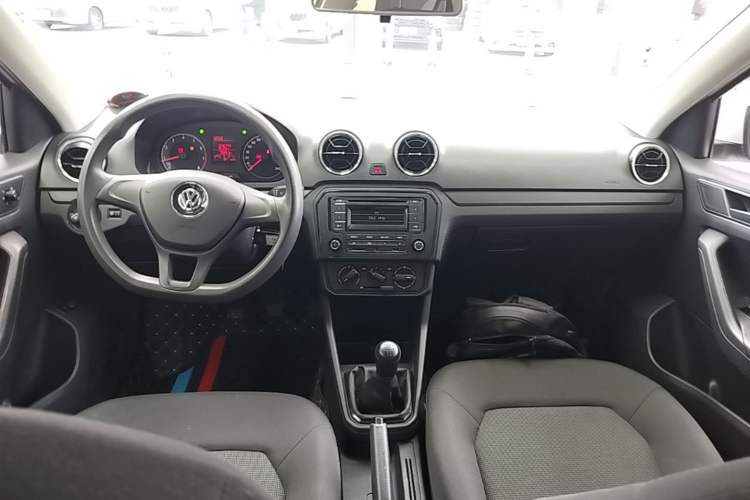 Used Volkswagen Jetta 2019 Dream Edition 1.4L Manual Fashion Version Center Console
