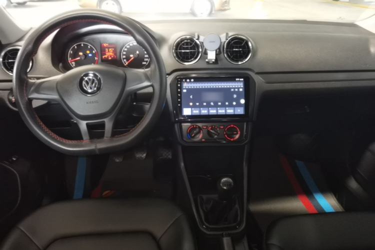 Used Volkswagen Jetta 2019 Dream Edition 1.4L Manual Fashion Version Center Console