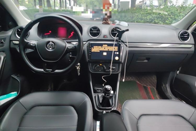 Used Volkswagen Jetta 2019 Dream Edition 1.5L Manual Fashion Version Center Console
