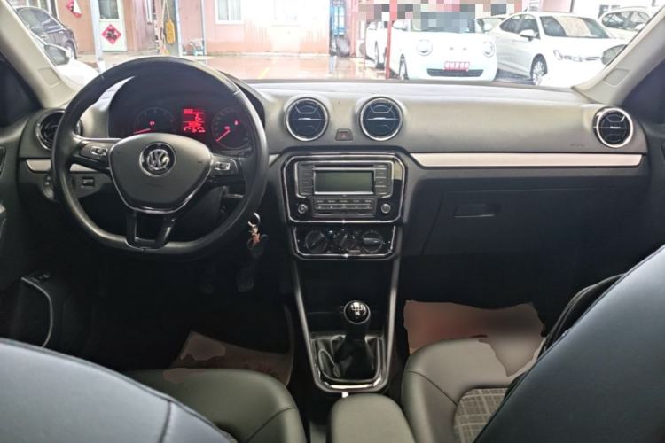 Used Volkswagen Jetta 2019 Dream Edition 1.5L Manual Comfort Version Center Console