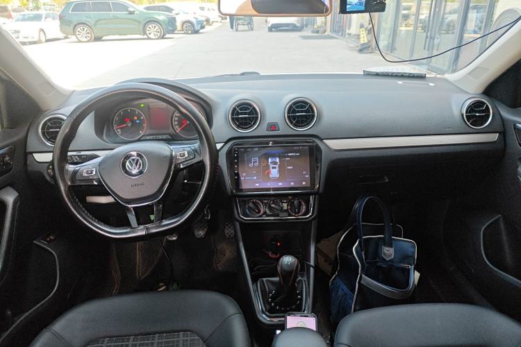 Used Volkswagen Jetta 2019 Dream Edition 1.5L Manual Comfort Version Center Console