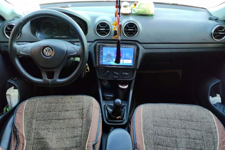 Used Volkswagen Jetta 2019 Dream Edition 1.5L Manual Fashion Version Center Console