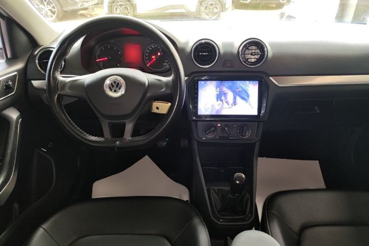 Used Volkswagen Jetta 2019 Dream Edition 1.4L Manual Fashion Version Center Console