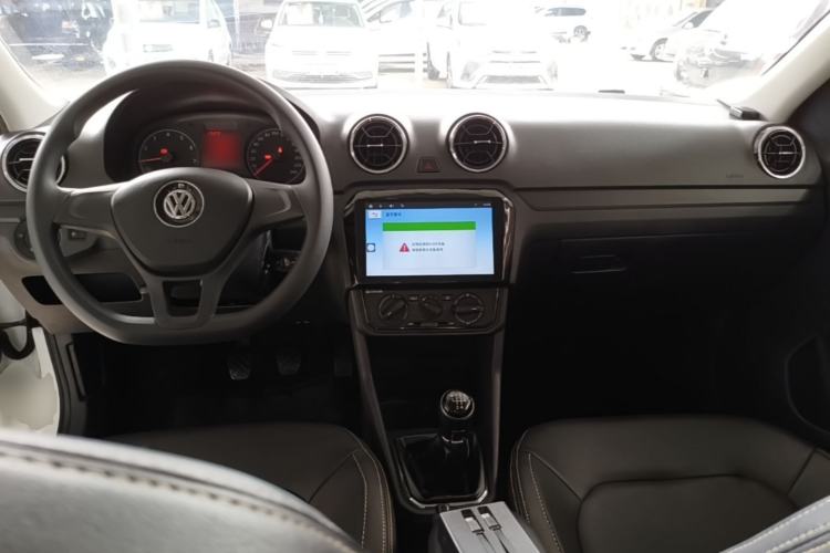 Used Volkswagen Jetta 2019 Dream Edition 1.4L Manual Fashion Version Center Console