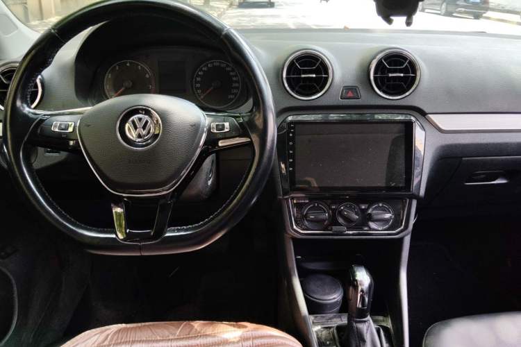 Used Volkswagen Jetta 2019 Dream Edition 1.5L Automatic Comfort Version Center Console