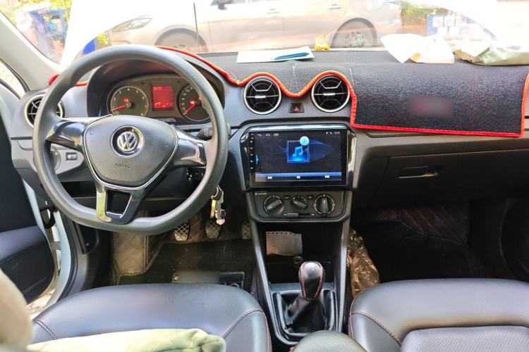 Used Volkswagen Jetta 2019 Dream Edition 1.5L Manual Fashion Version Center Console
