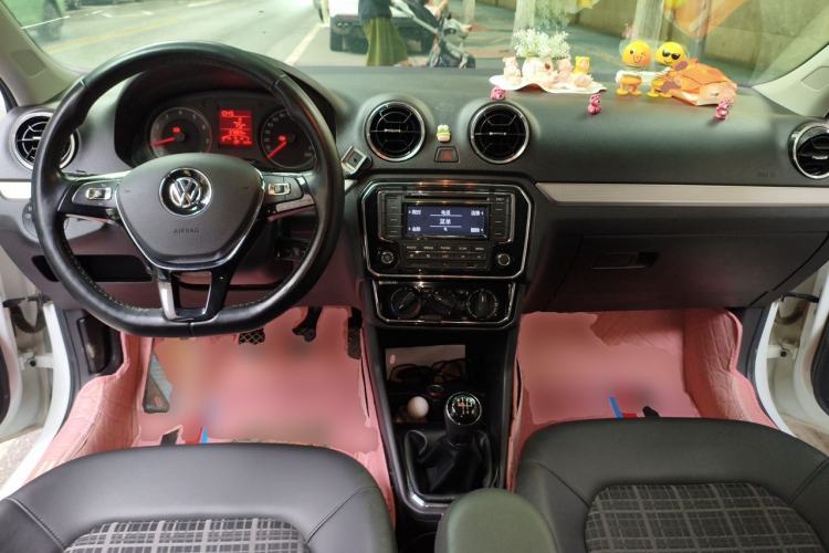 Used Volkswagen Jetta 2019 Dream Edition 1.5L Manual Comfort Version Center Console