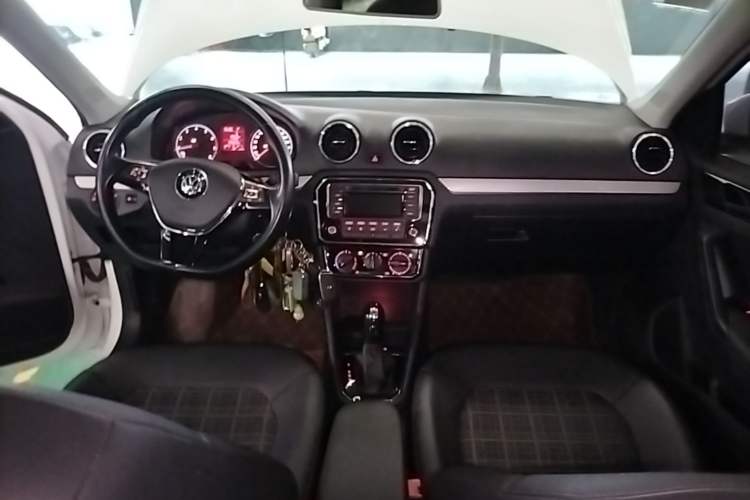 Used Volkswagen Jetta 2019 Dream Edition 1.5L Automatic Comfort Version Center Console